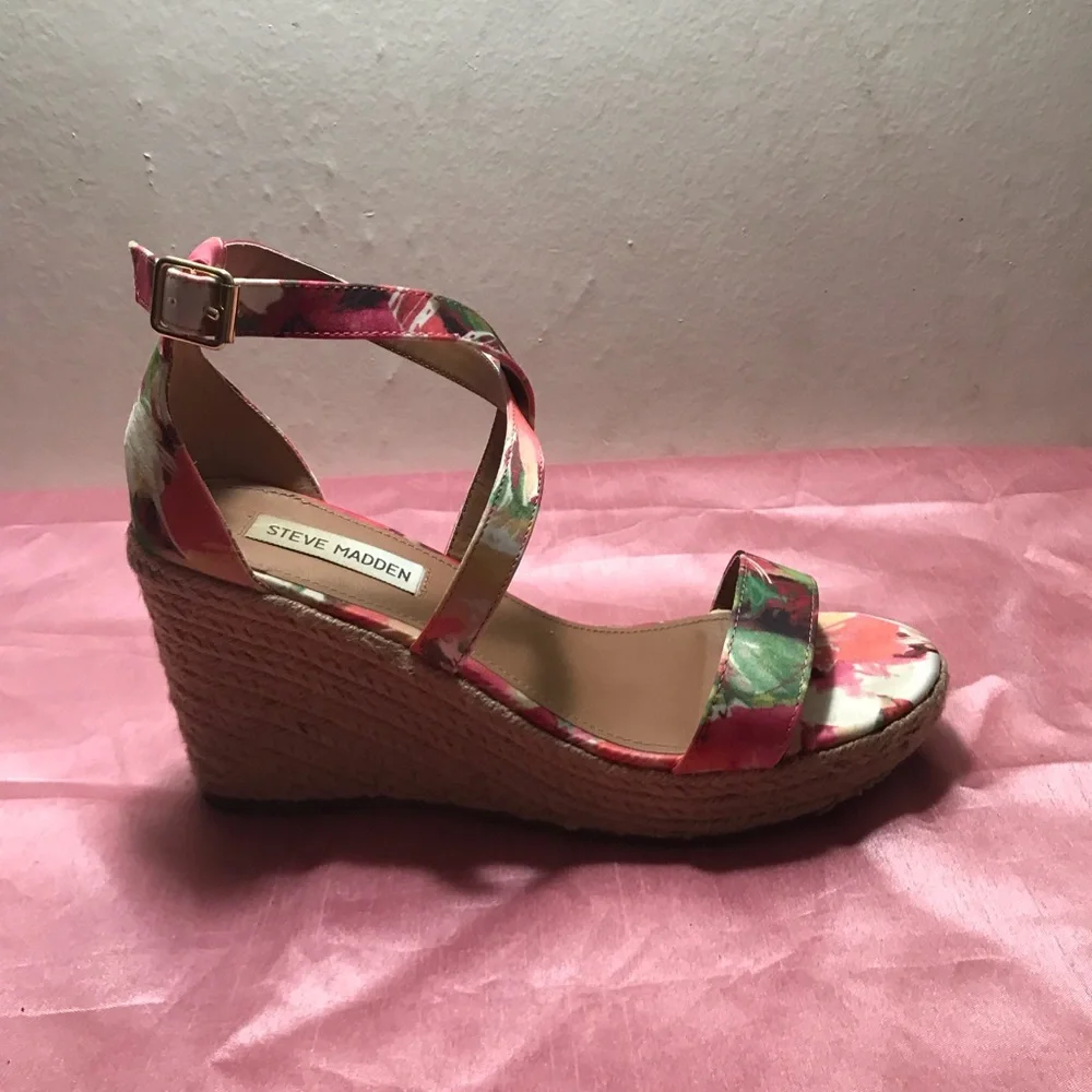 Steve Madden Wedge Flowers Sandals. - Picture 1 of 8